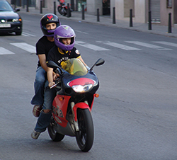 Imagen de la pregunta: ¿Cómo debe sentarse el pasajero de una motocicleta?