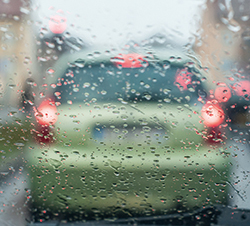 Imagen de la pregunta: Cuando se circula con lluvia disminuye la visibilidad, sobre todo si la lluvia e