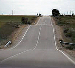 Imagen de la pregunta: En esta carretera, ¿dónde se puede estacionar?