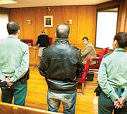 Imagen de la pregunta: Un conductor que, pese a poder hacerlo sin riesgo, no se detiene a ayudar a una 