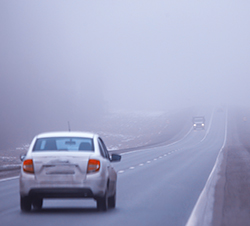 Imagen de la pregunta: En caso de niebla espesa, ¿qué luces debe utilizar el conductor de un turismo?