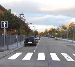 Imagen de la pregunta: En una vía urbana de sentido único, está permitido estacionar en el lado...