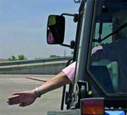 Imagen de la pregunta: El conductor de un vehículo extiende el brazo horizontalmente con la palma de la