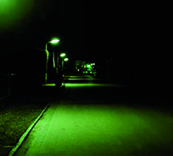 Imagen de la pregunta: Circula de noche con el alumbrado interior encendido. ¿Es peligroso?