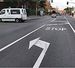 Imagen de la pregunta: En esta intersección con señal de STOP y buena visibilidad, ¿qué debe hacer?