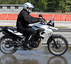 Imagen de la pregunta: Con lluvia intensa, una motocicleta, ¿puede sufrir “aquaplaning”?