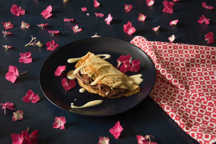 Crepe com Crème Pâtissière de Chocolate e Calda de Baunilha