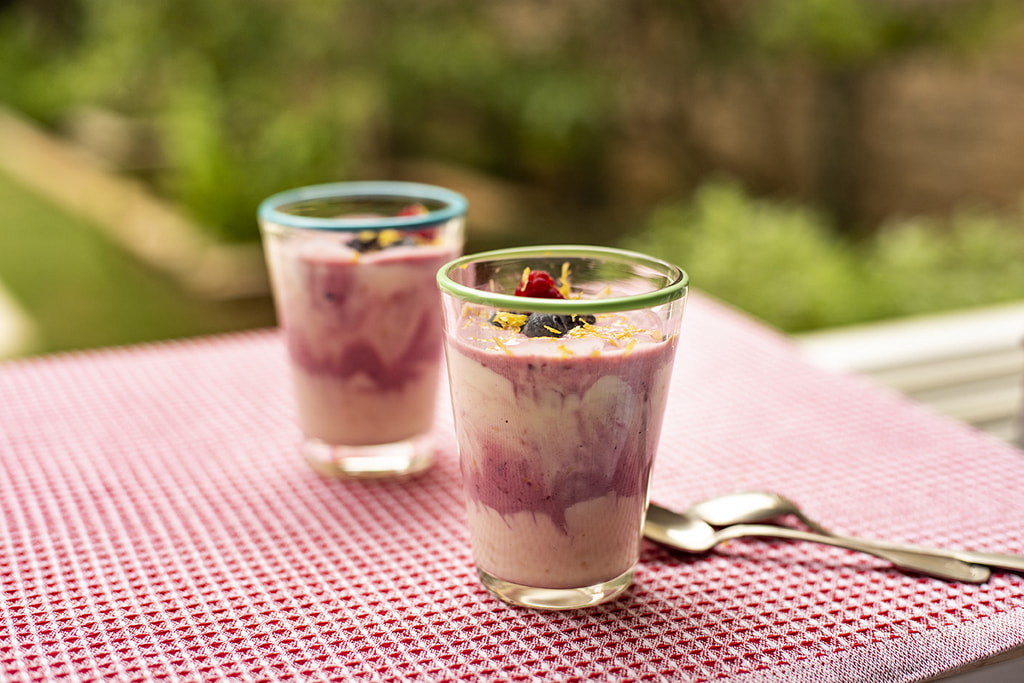 Iogurte Aerado com Frutas Vermelhas e Gergelim