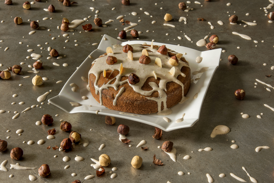 Bolo de Avelã com Creme Batido de Amêndoa