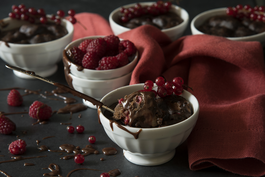 Pudding de Chocolate e Frutas com Calda de Chocolate