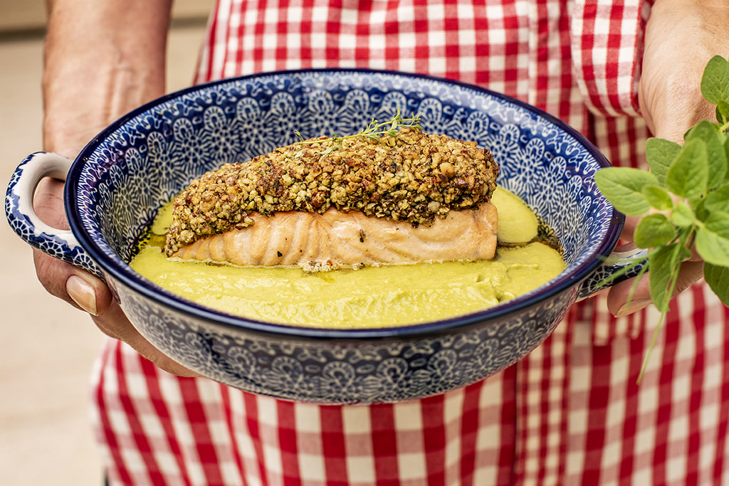 Salmão com Crosta de Pecã e Molho de Espinafre