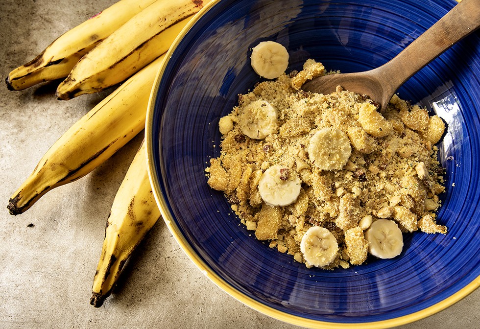 Farofa de Castanhas com Banana-da-Terra