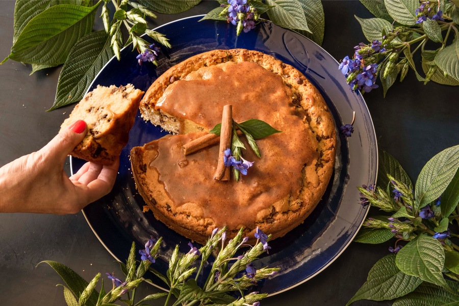 Bolo de Pepitas de Chocolate com Cobertura de Canela