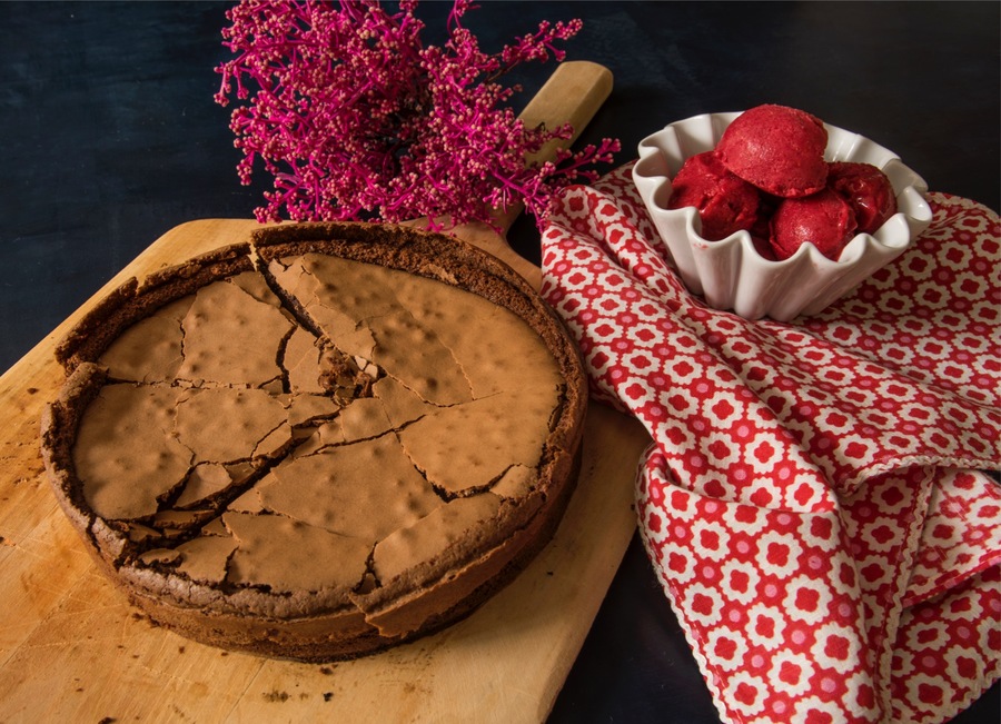 Bolo de Chocolate à Cantinho com Gelado de Morango