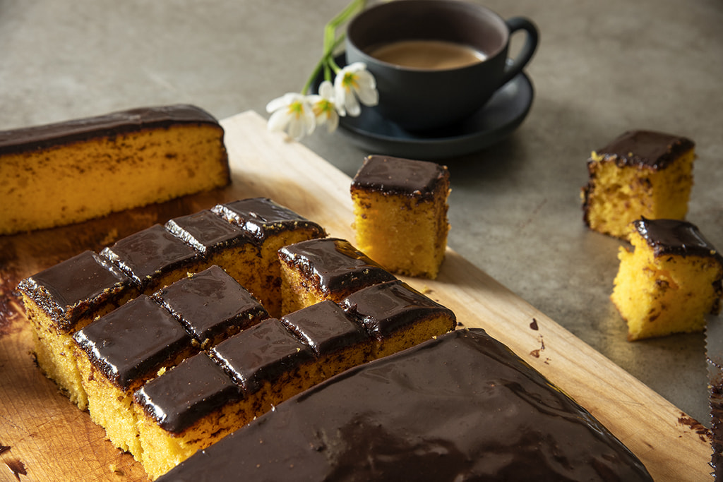 Bolo de cenoura com calda de chocolate