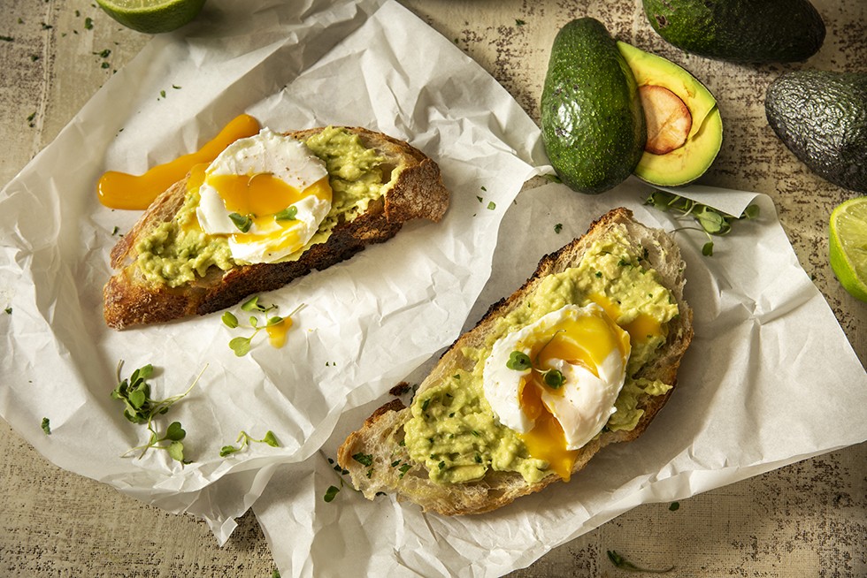 Avocado Toast com Ovo Pochet e Queijo Feta