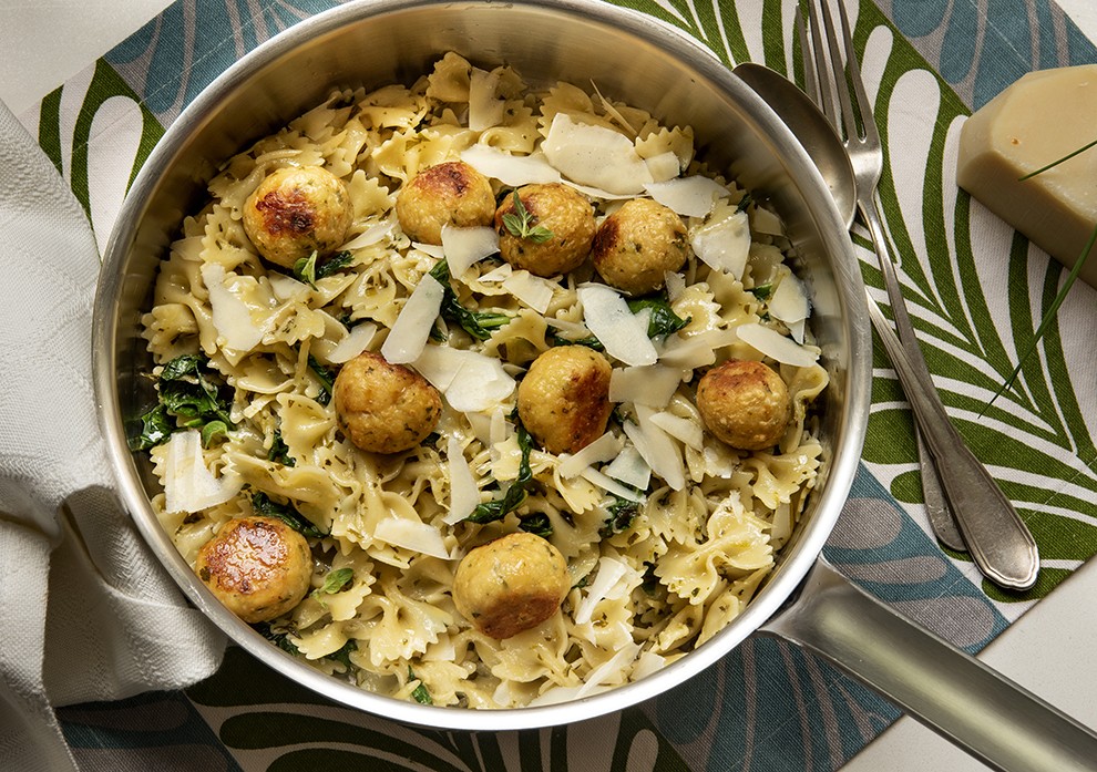 Farfalle de Ervas e Alho com Almôndegas de Frango