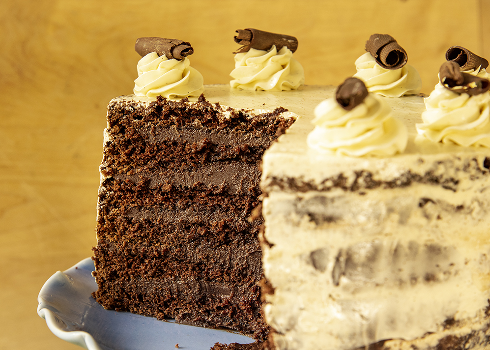 BOLO DE CHOCOLATE DE FESTA, SIMPLES COM COBERTURA QUE NÃO VAI AO FOGO