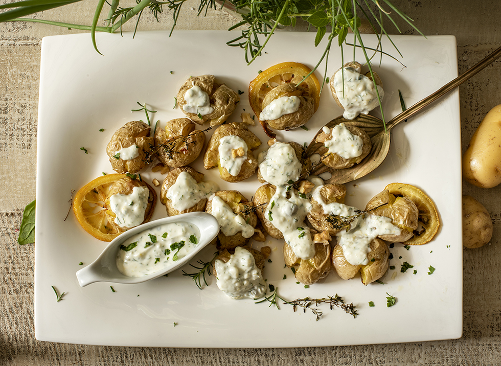 Batatinhas ao Murro com Limão, Iogurte Grego e Queijo Feta