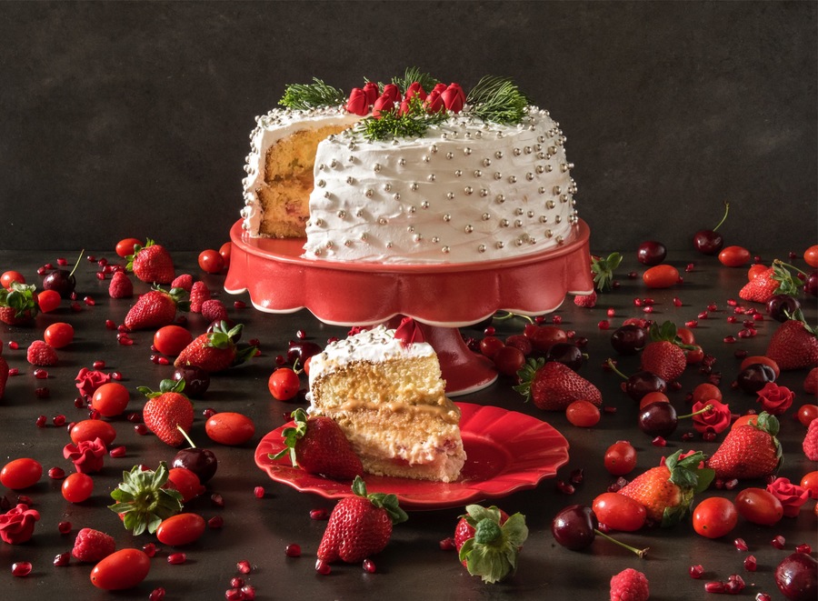 Bolo de Morango com Recheio de Nata e Doce de Leite e Cobertura de Marshmallow