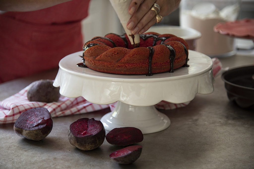 Bolo de Beterraba com Calda de Chocolate