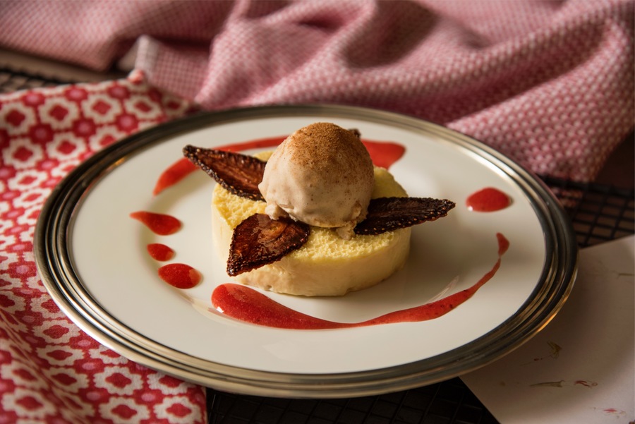 Crème Brulée de Arroz com Infusão de Morango e Sorvete de Canela