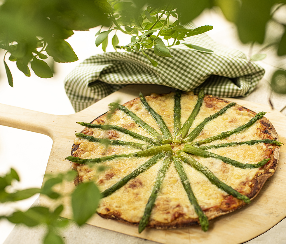 Pizza de Massa Integral de Aspargo e Três Queijos