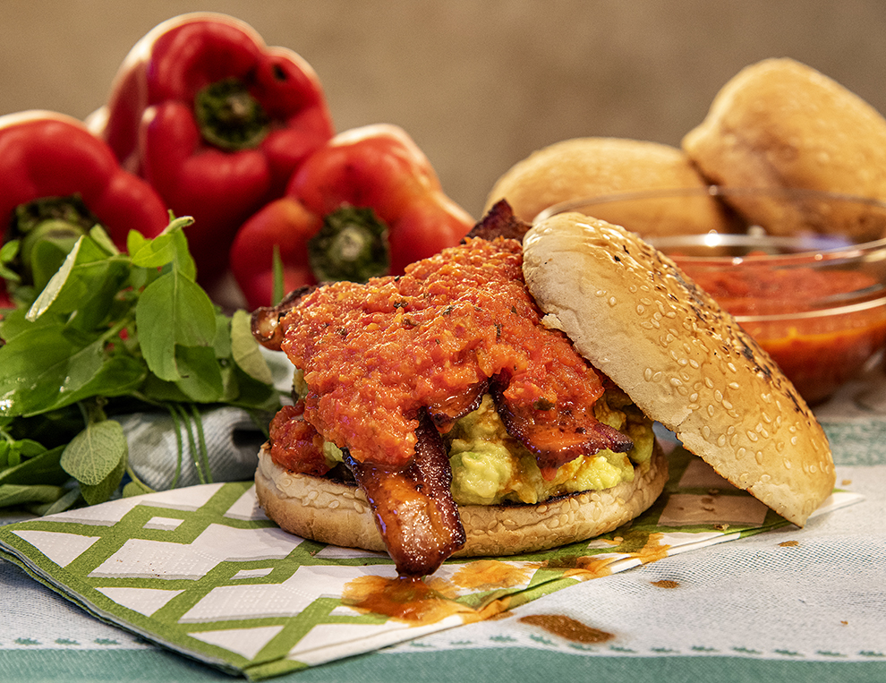 Hambúrguer de Alcatra com Pimentão Vermelho e Guacamole