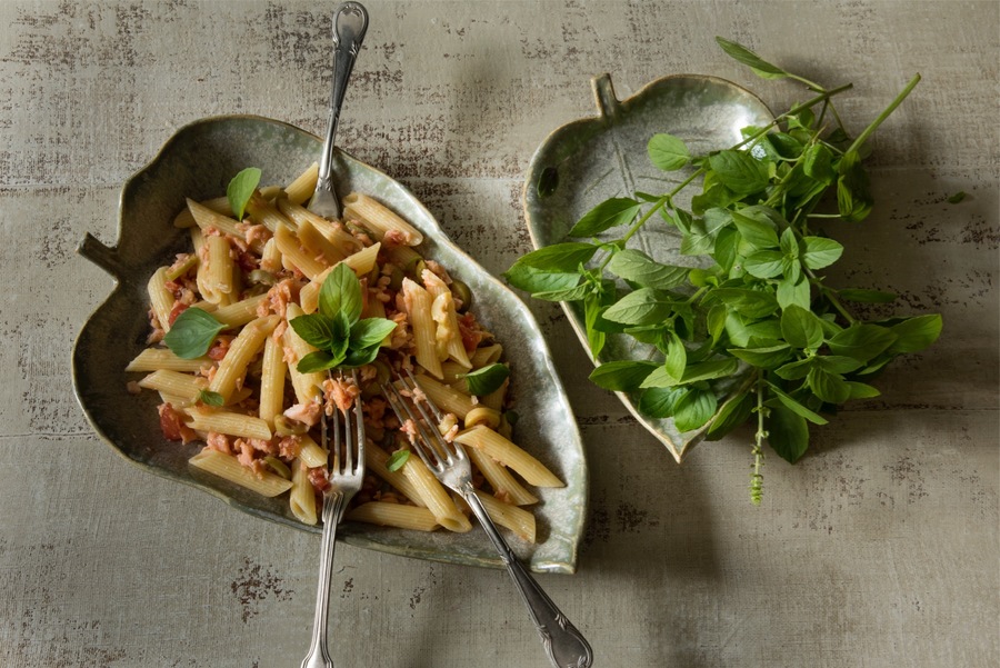 Penne à Moda (com Salmão, Manjericão e Tomate Concassé)