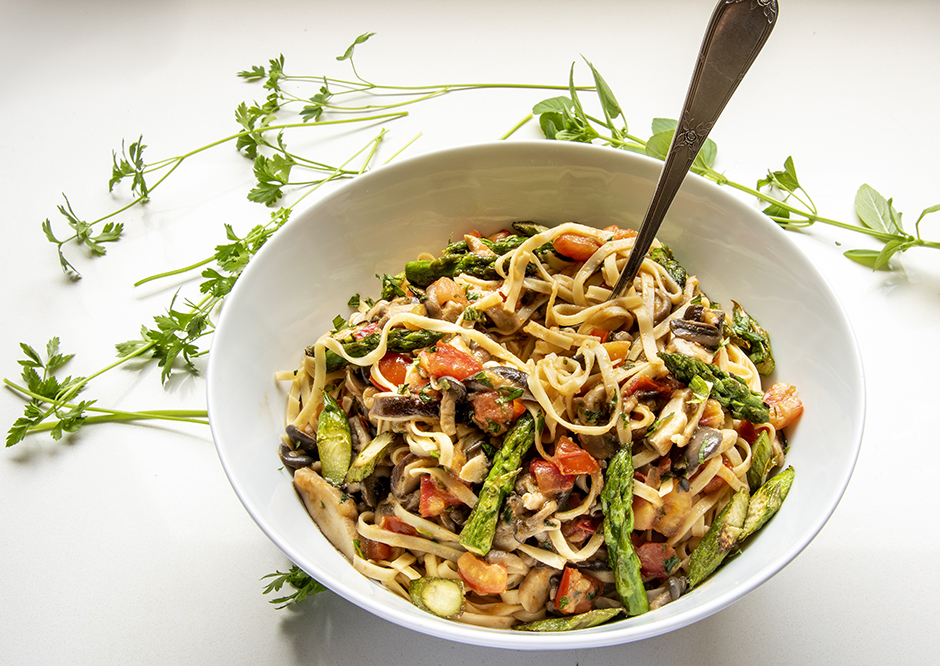 Tagliolini Organici ao Ragu de Cogumelos e Aspargo Grelhado