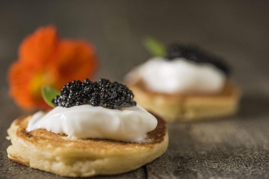 Blinis de Batata-Doce com Coalhada Seca e Caviar