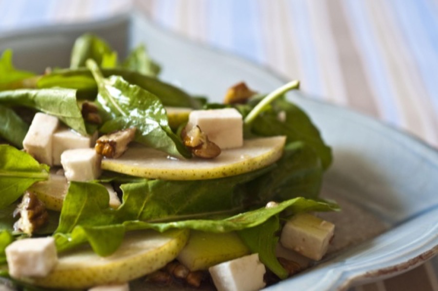 Salada Verde com Queijo de Cabra Fresco, Pera, Noz-Pecãs e Vinho do Porto