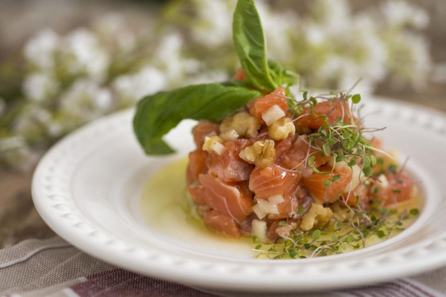 Tartar de Salmão com Maçãs Verdes, Erva-Doce e Nozes