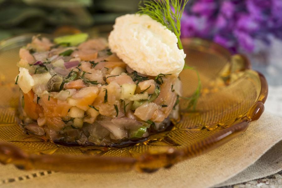 Tartare de Salmão com Maçã e Erva-Doce Servido com Creme Azedo