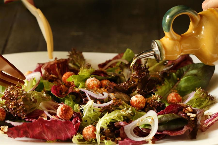 Salada de Folhas Vermelhas com Pecãs e Bolinhas de Queijo