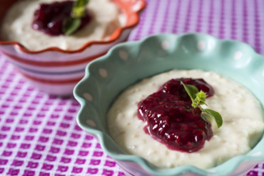 Sobremesa de Ricota e Painço com Compota Quente de Framboesa