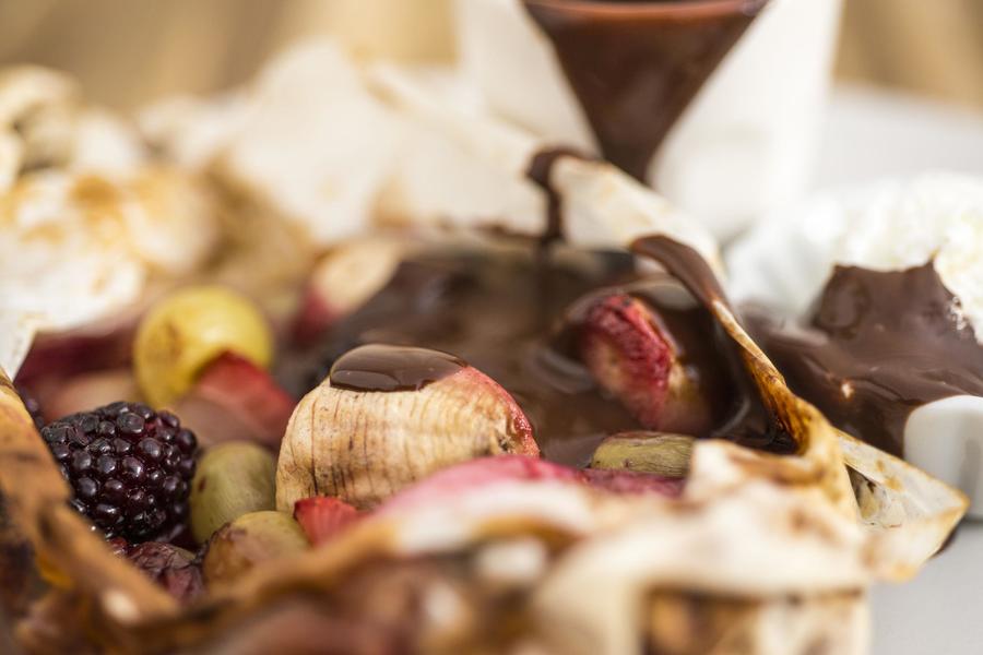 Papillote de Frutas com Sorvete de Coco e Calda de Chocolate