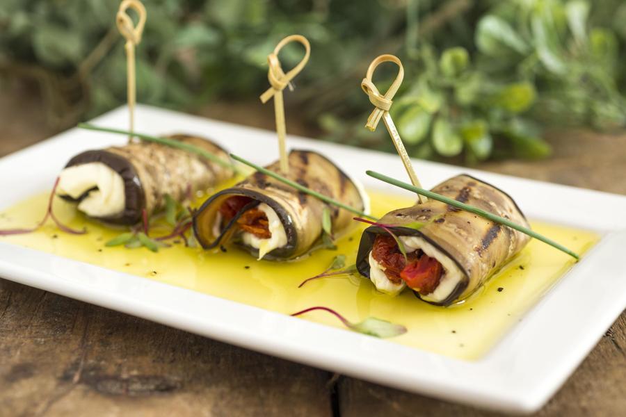 Rolinho de Berinjela com Cream Cheese, Tomate Seco e Manjericão