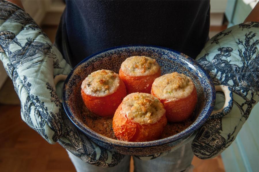 Tomate Assado Recheado com Vitela, Legumes e Ervas