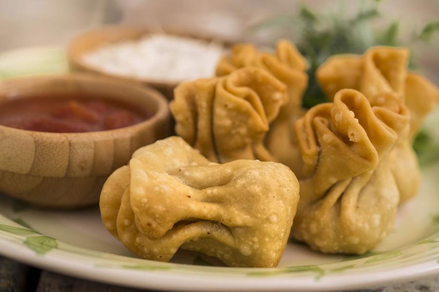 Guioza de Frango ao Curry com Geleia de Tomate e Iogurte com Erva-Doce