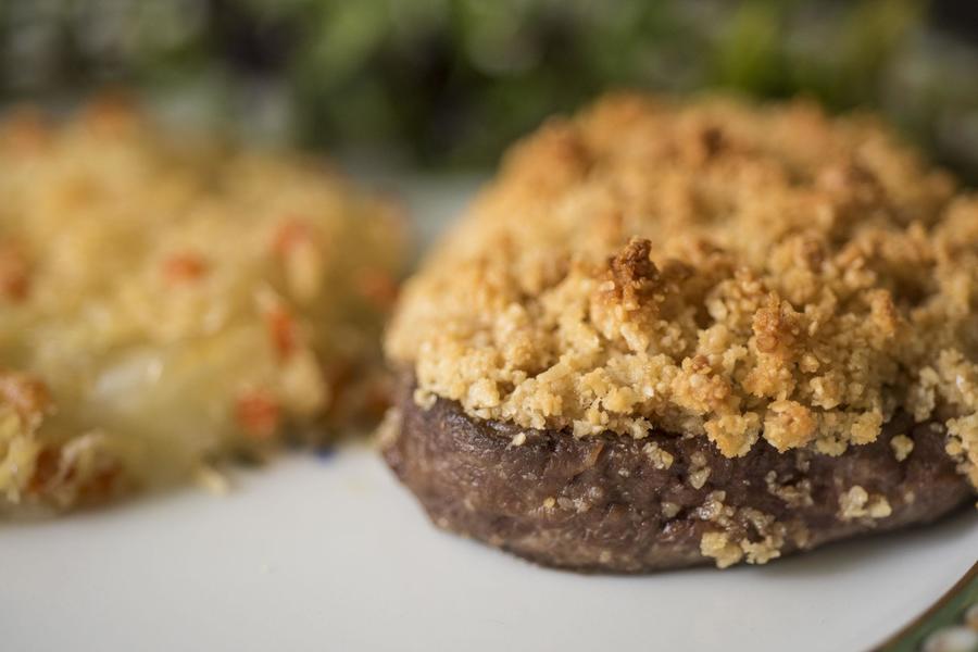 Medalhão de Filé em Crosta de Amêndoa com Galette de Batata