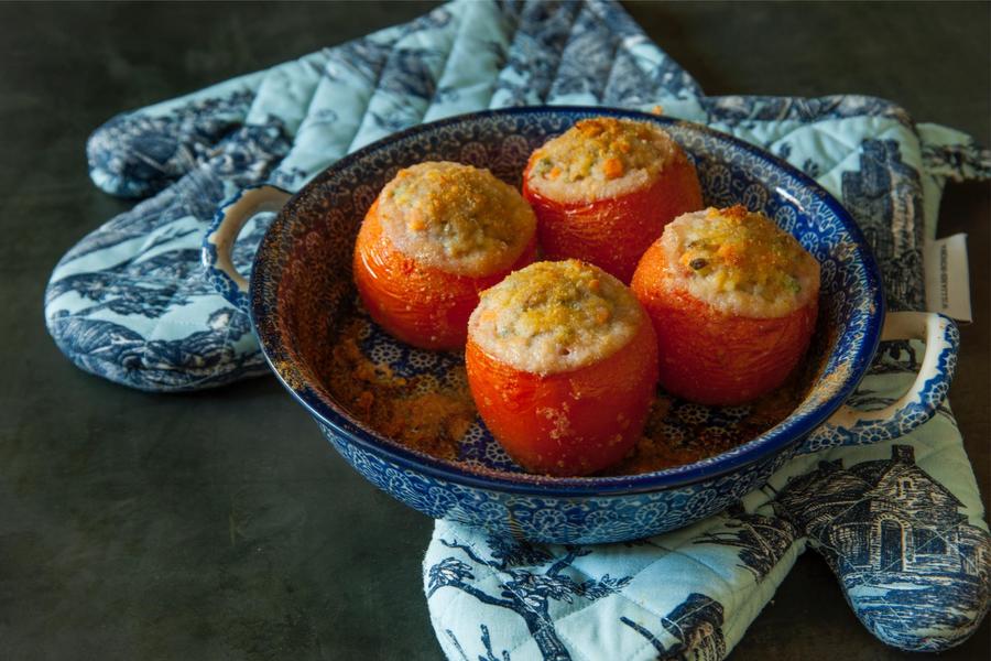 Tomate Assado Recheado com Vitela, Legumes e Ervas