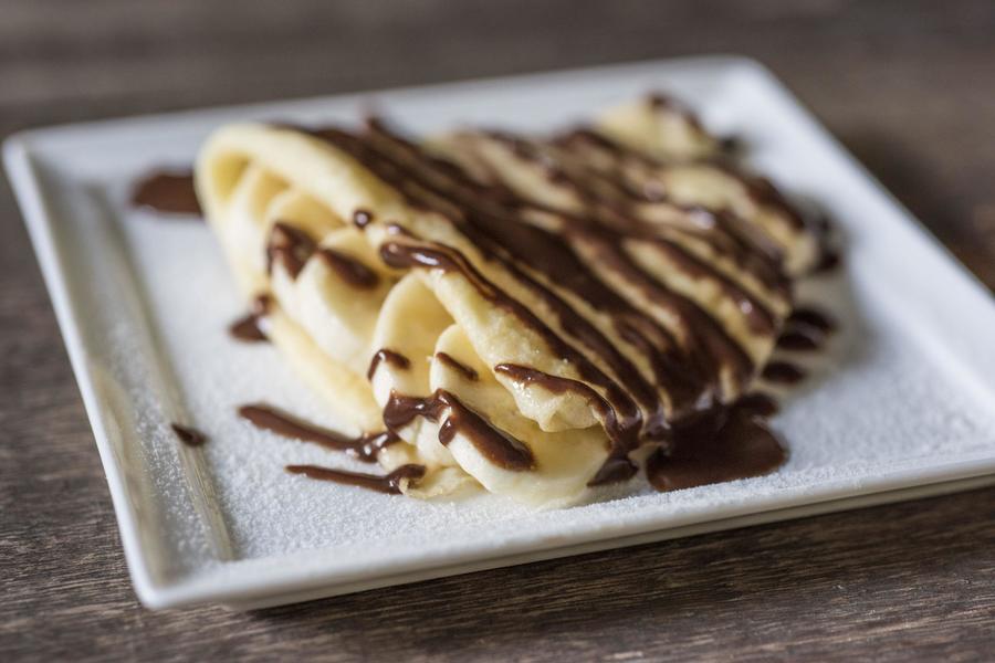 Crepes de Banana Caramelada e Calda de Chocolate