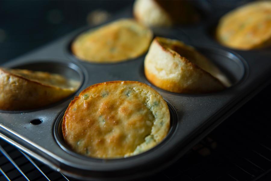 Popover de Pimenta-do-Reino com Cebolinha e Parmesão