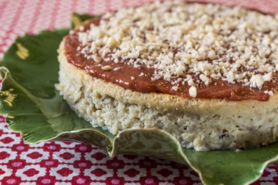 Torta de Castanha-do-Pará com Calda de Goiaba