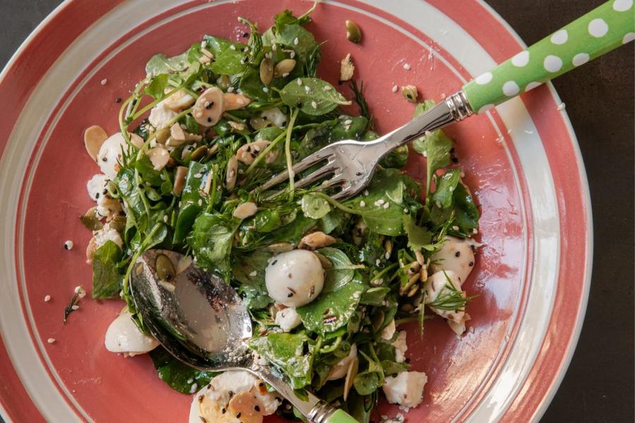 Salada de Agrião com Ovo de Codorna, Ricota e Sementes