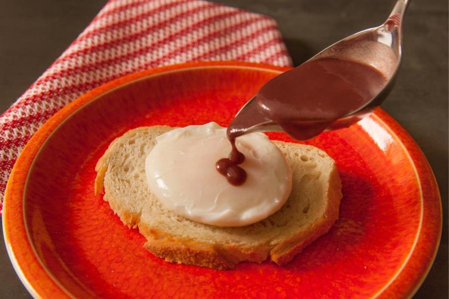 Ovos Pochês com Molho de Vinho Tinto