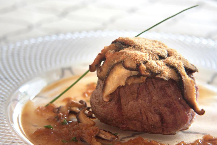 Filé-Mignon em Crosta de Shiitake e Vinho Marsala