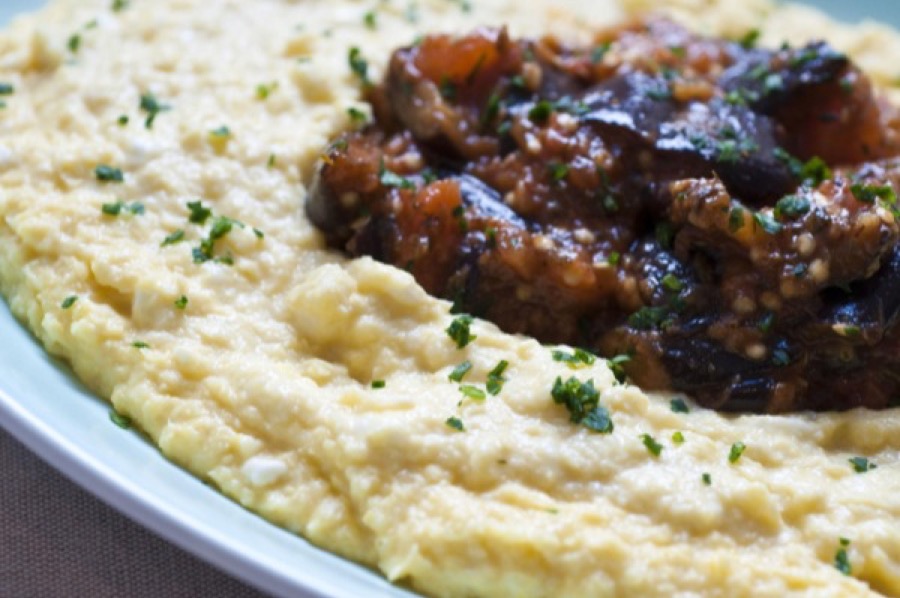 Polenta de Milho com Molho de Berinjela