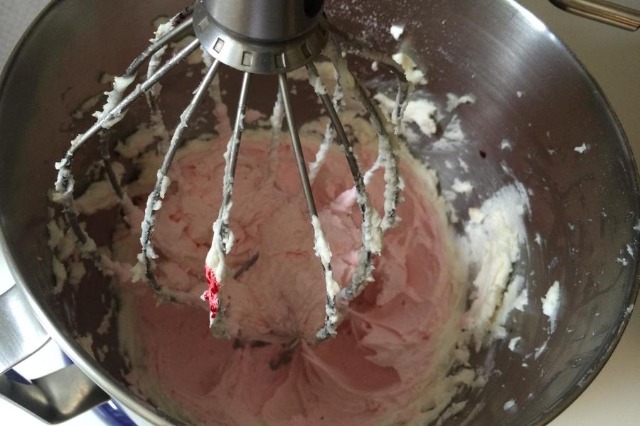 Biscoito de Chocolate Recheado com Baunilha Rosa